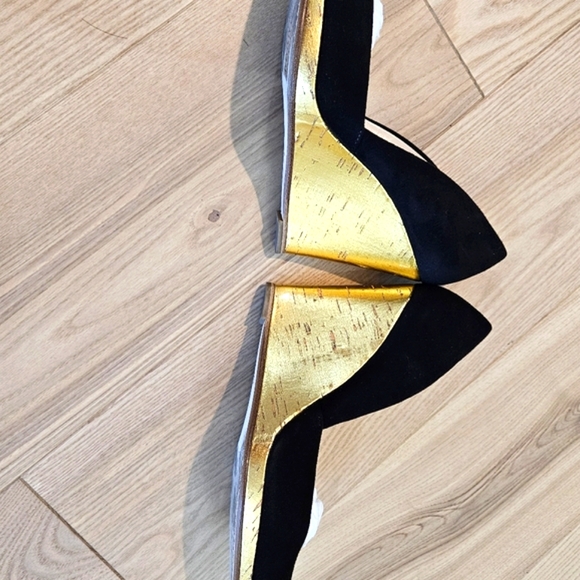 Michael Kors Black Suede Top Peep Toe Gold Wedges Size 5.5. Like new. - Picture 3 of 11